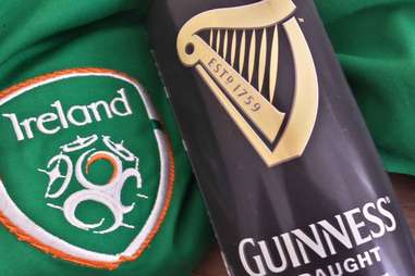 Musical instrument appears on the label of guinness beer?