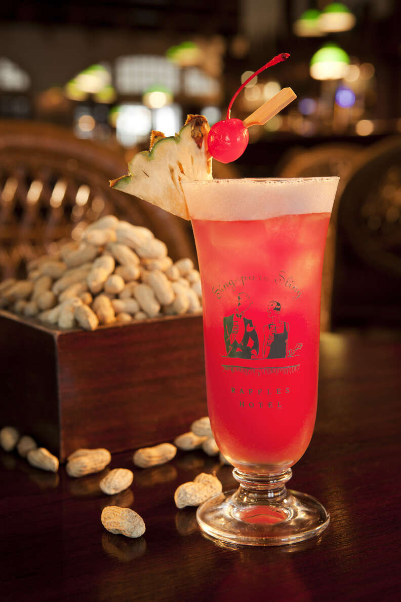 singapore sling at raffles long bar