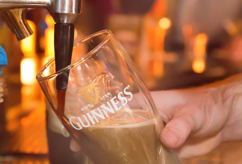 Guinness tap at an Irish pub, USA Stock Photo - Alamy