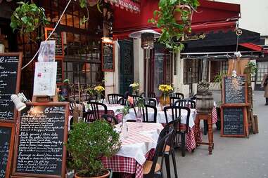 Paris restaurant exterior