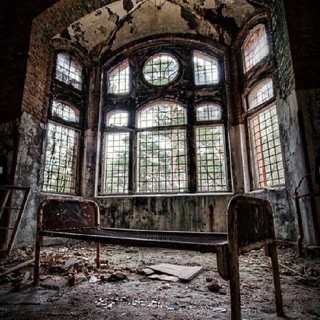 abandoned bed room