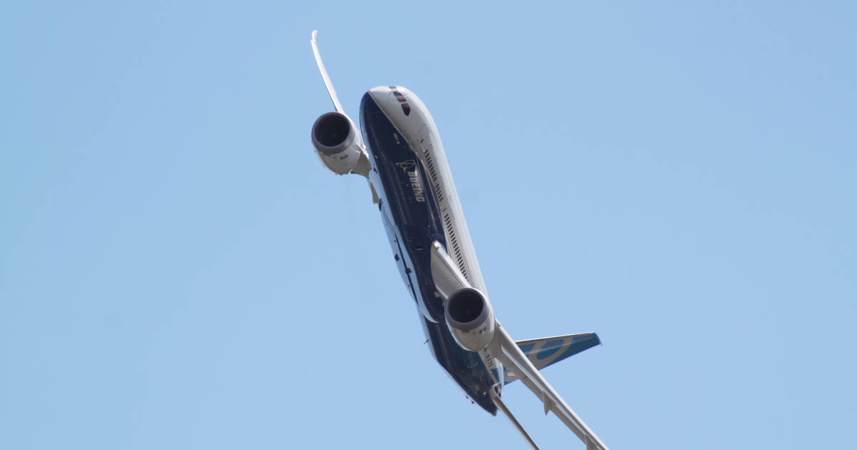 Boeing 787 9 Dreamliner Performs Insane Aerial Tricks At Farnborough Thrillist