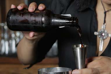 Cocoa Porter, pouring the porter