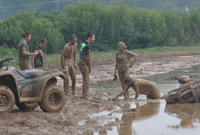 Redneck Resort - Off-Roading in Tennessee Mud Parks