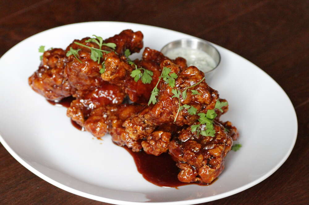 Best Nyc Chicken Wings Final Four Snacks Thrillist