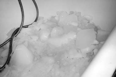 A tub fulla ice