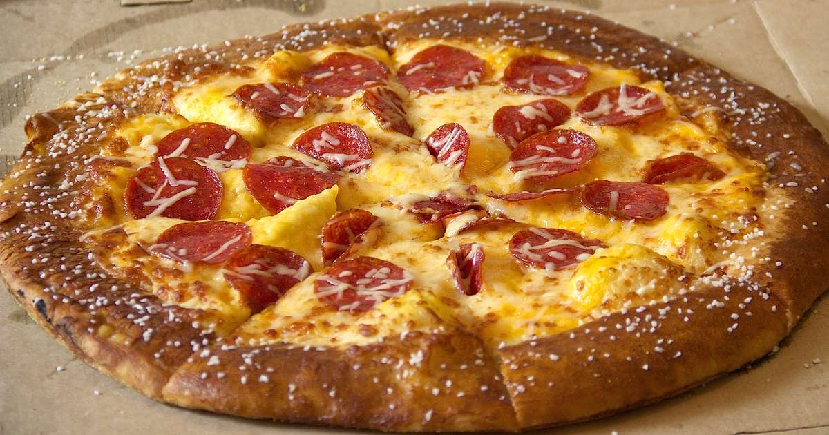 Little Caesar S Pretzel Crust Pizza Taste Test Thrillist