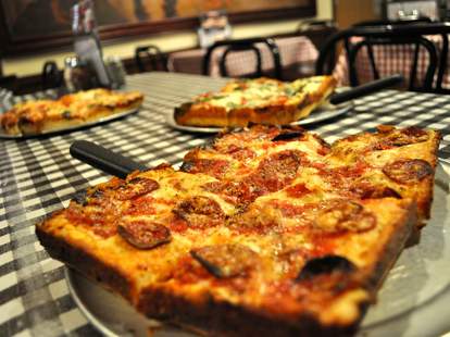 Chefs Rank Best Deep Dish Pizza In Detroit Buddy S Jet S Loui S Thrillist