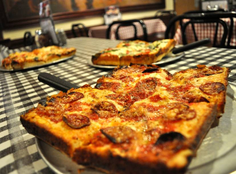 Chefs Rank Best Deep Dish Pizza In Detroit Buddy S Jet S Loui S Thrillist