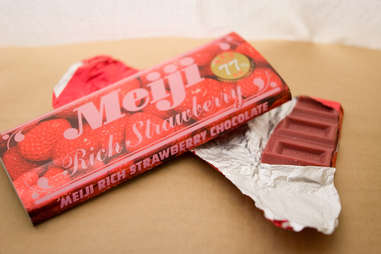 meiji rich strawberry chocolate