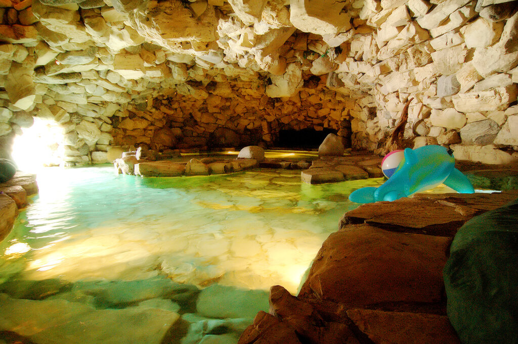 Бассейн пещера. Бассейн в замке. Подземный бассейн. Искусственные пещеры. Бассейн в пещере.