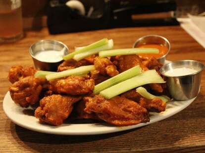 buffalo wings with celery and ranch dressing