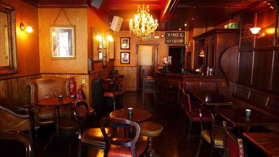 The Queen's Head: A Bar in Piccadilly, Greater London - Thrillist