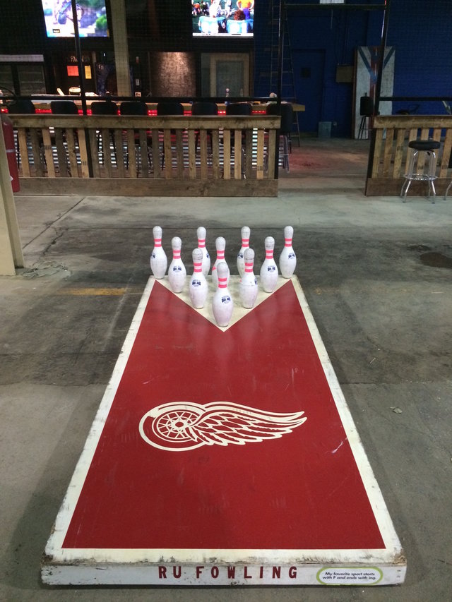 Warehouse 13 Saison 1 Detroit Fowling Warehouse - Football and Bowling - Thrillist