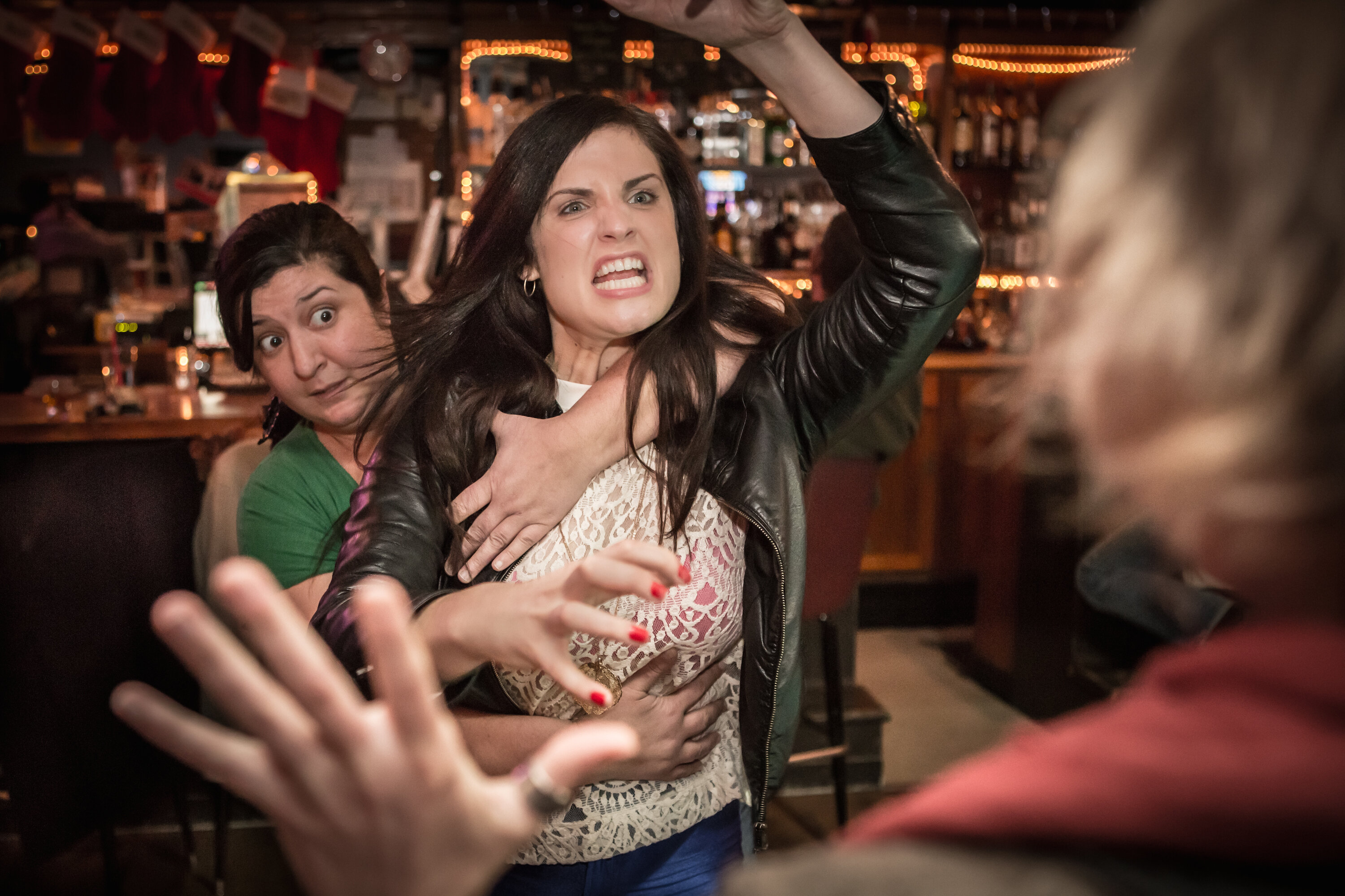 32 things every woman should do in a bar at least once - Thrillist