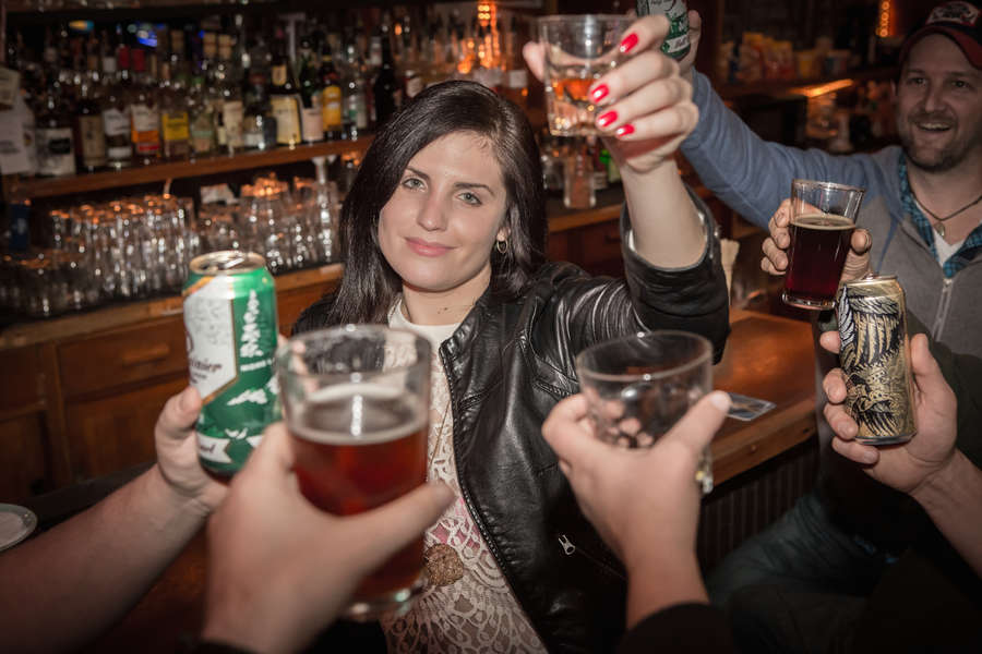 32 things every woman should do in a bar at least once