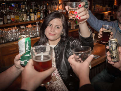 32 things every woman should do in a bar at least once - Thrillist