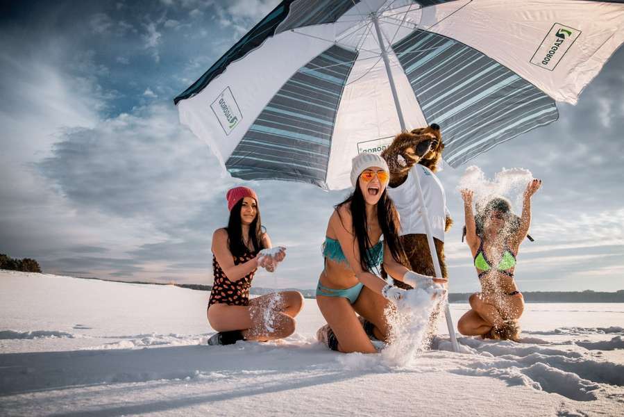 Можно загорать зимой. Можно загорать зимой. Отпуск зимой. Купание в снегу. Белые пляжи сибири.