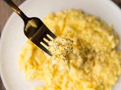 How To Make The Perfect Scrambled Eggs Thrillist Recipes