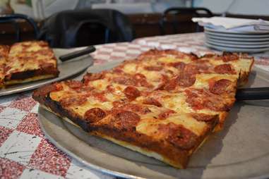 Detroit-style pizza - Wikipedia