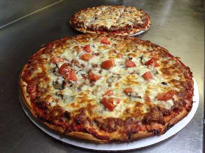 cheese pizza pies broadway pizza memphis tn thrillist thick crust