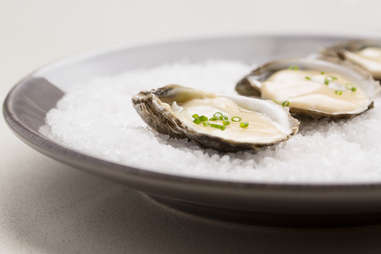Grand Central Oyster Bar's Grilled Oysters In Vin Blanc Sauce — Thrillist Recipes