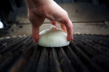 Onion cleaning grill