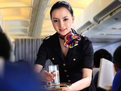 What Flight Attendants REALLY Think Of Your In-Flight Drinking - Thrillist