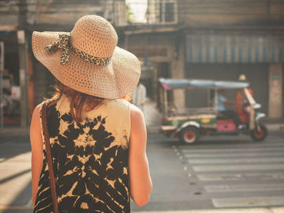 girl in big hat