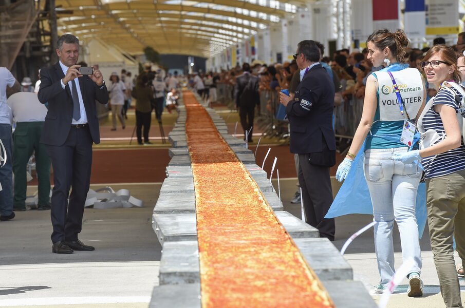 World's Longest Pizza Made in Italy - Milan’s Expo 2015 World’s Fair ...