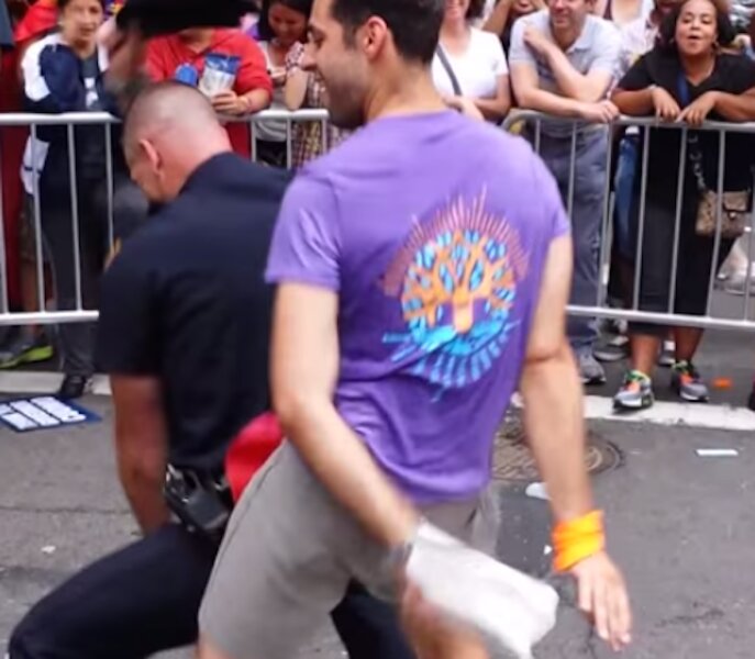 Video Nypd Officer Dancing Nyc Gay Lgbt Pride Parade Thrillist