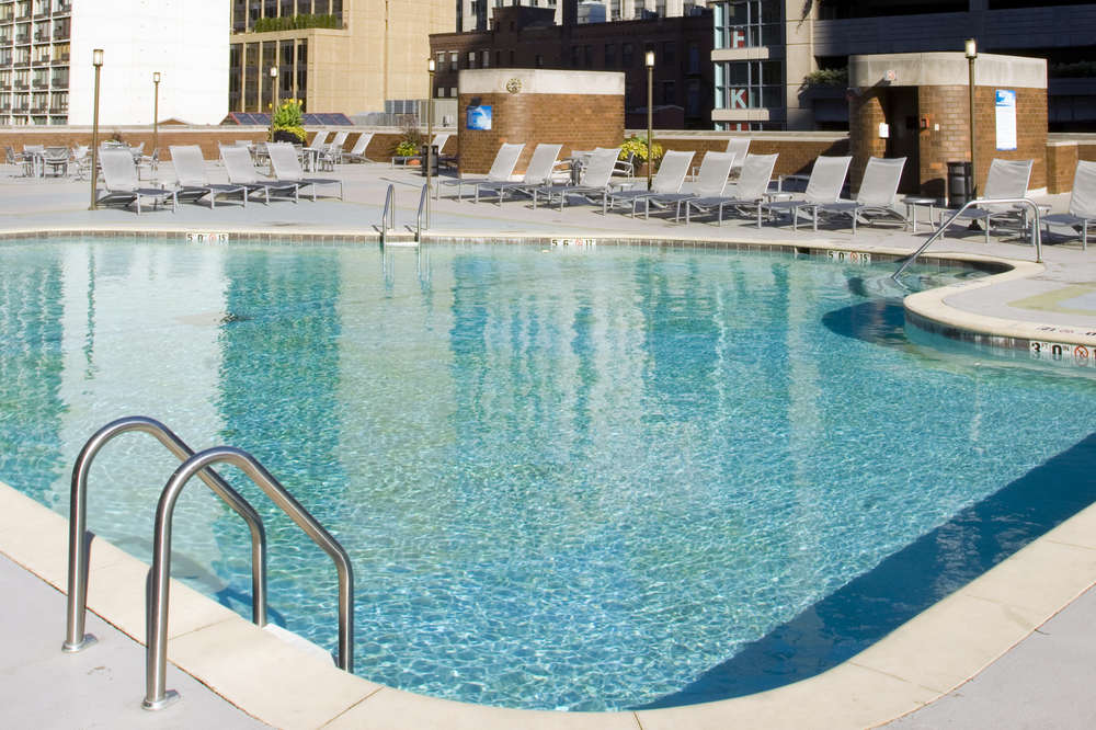 Sneak Into Chicago S Best Hotel Pools Thrillist
