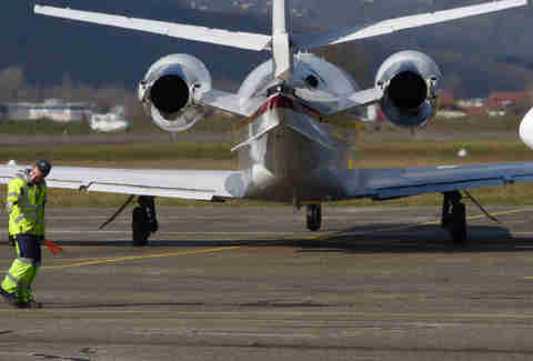 Airline & Airport Ramp Agents are Complete Badasses, Here's Why - Thrillist