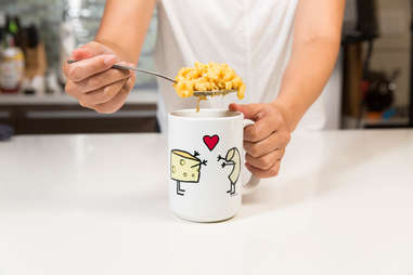 Micorwave macaroni and cheese in a mug — Thrillist Recipes