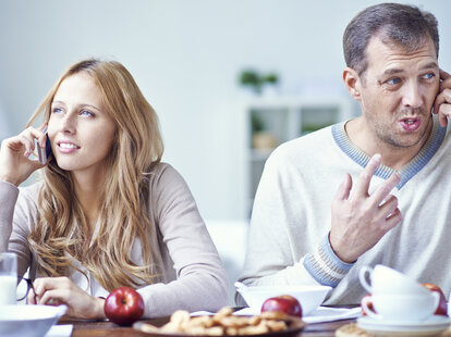 Picture of Phubbing: Wie man mit Menschen umgeht, die keinen Blickkontakt halten