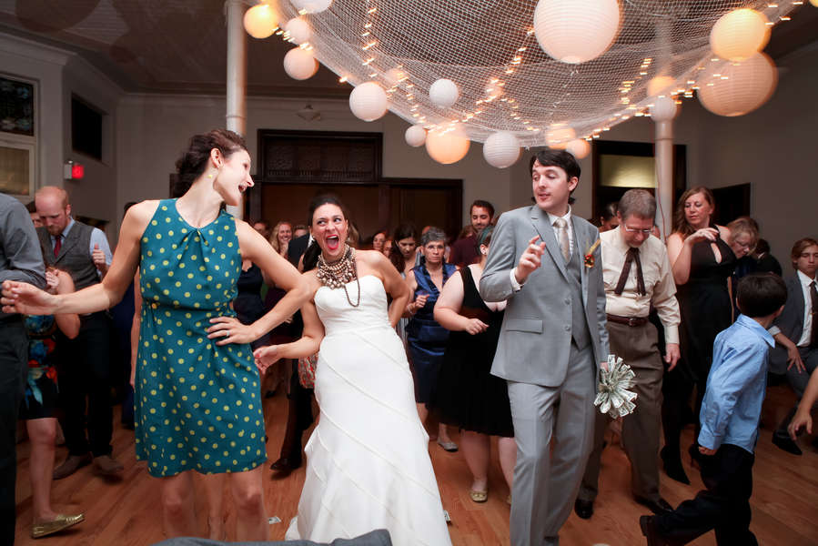 Read more about the article Wedding DJ Secrets – Cómo colgar una boda