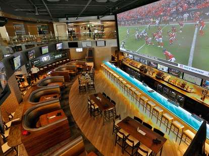 Where Sports Bars Can Find Football Games Online