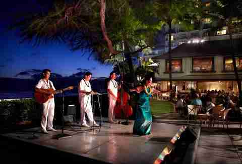 The 9 Best Beach Bars In Honolulu Oahu S Coolest