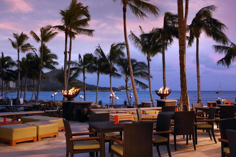 The 9 Best Beach Bars In Honolulu Oahu S Coolest Oceanfront Spots Thrillist