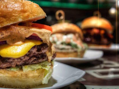5280 Burger Bar A Denver Co Restaurant Thrillist 5280 Burger Bar A Denver Co Restaurant Thrillist