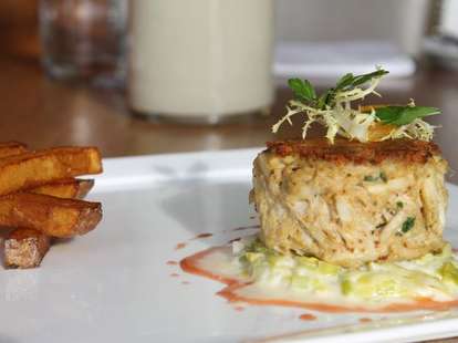 How To Make The Ultimate Crab Cakes For Tailgating Thrillist How To Make The Ultimate Crab Cakes For Tailgating Thrillist