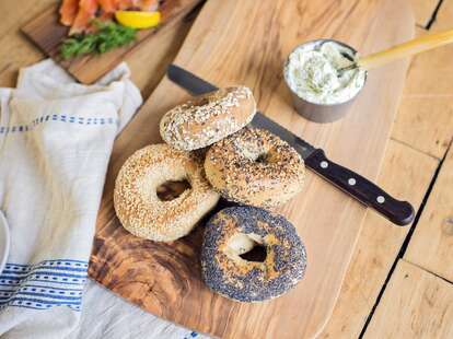 everyhing bagels and cream cheese