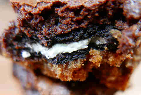 Slutty Brownie Recipe: Oreos, Cookie Dough, & Brownies - Thrillist