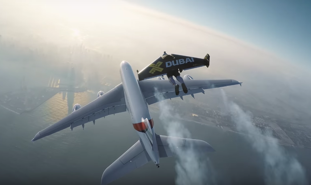Watch 2 Guys Wearing Jetpacks Fly Next to A Plane Over Dubai Thrillist
