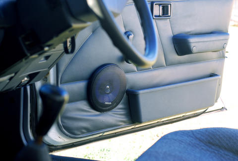 古い車のオーディオをアップグレードするために必要なものすべて