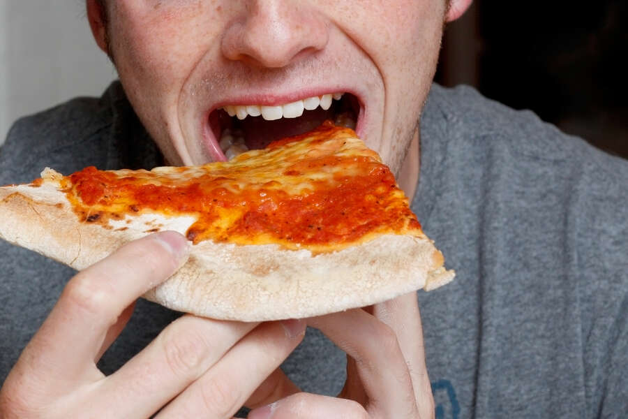 Guys Eat Way More Pizza When Women Are Around Thrillist 