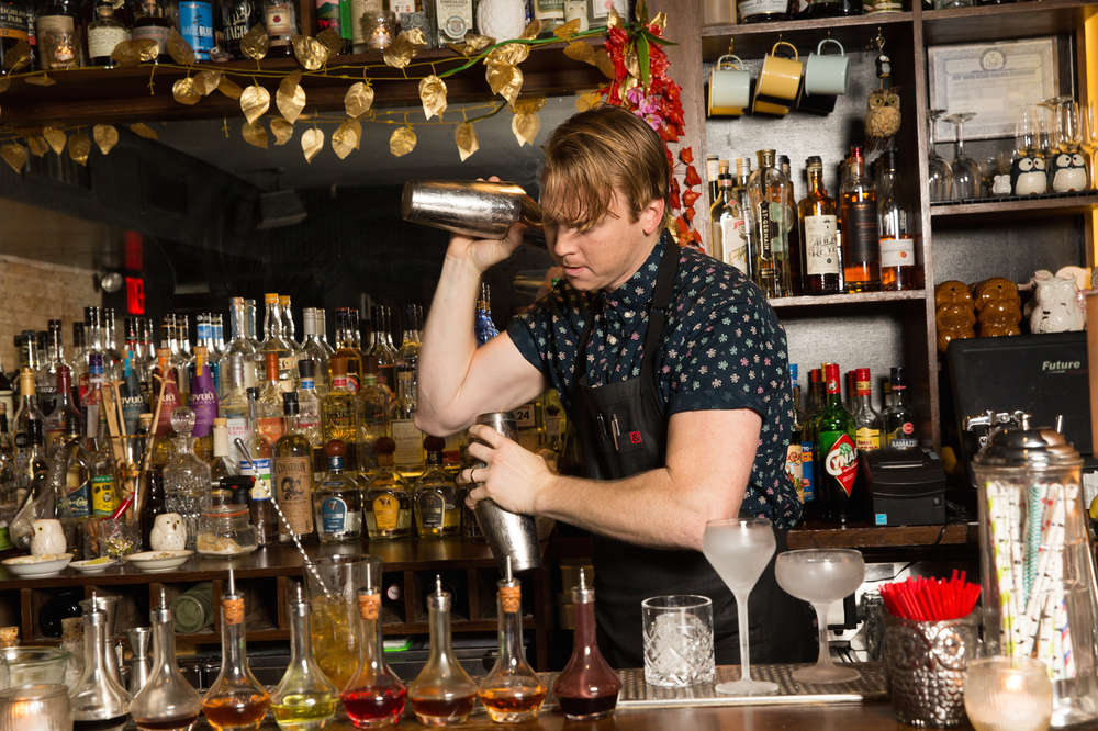 What It S Like To Be An Nyc Bartender Thrillist