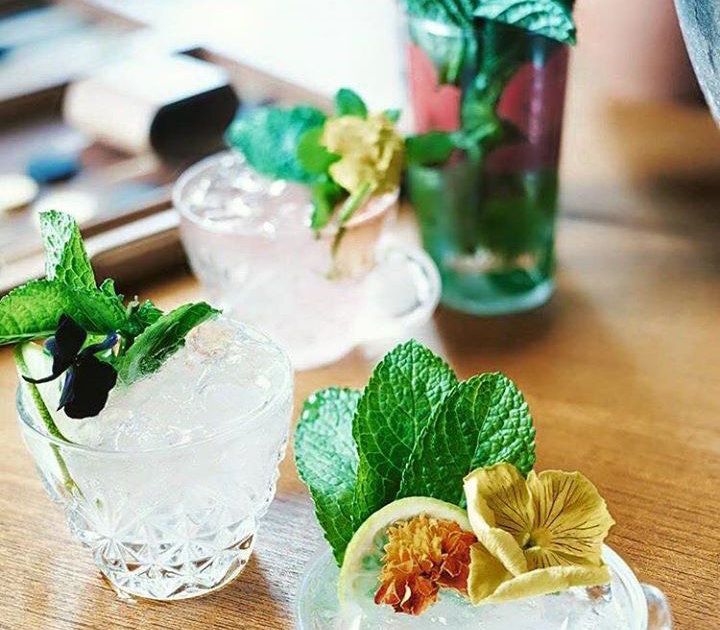 Broken Shaker A Chicago, IL Bar.