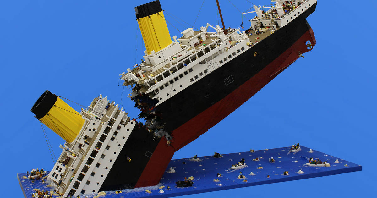 Huge store lego titanic