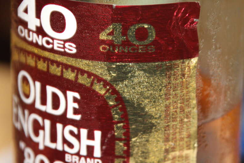 1- 40 OZ OUNCE GLASS BOTTLE OLDE ENGLISH 800 - MALT LIQUOR - 8 BALL - EMPTY